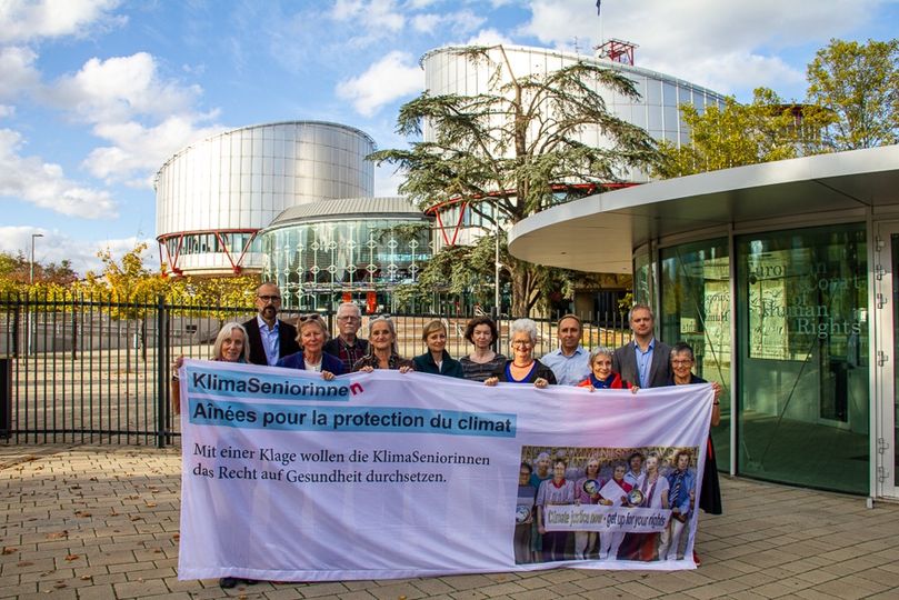 Einige der KlimaSeniorinnen vor dem Europäischen Gerichtshof in Strassburg. 